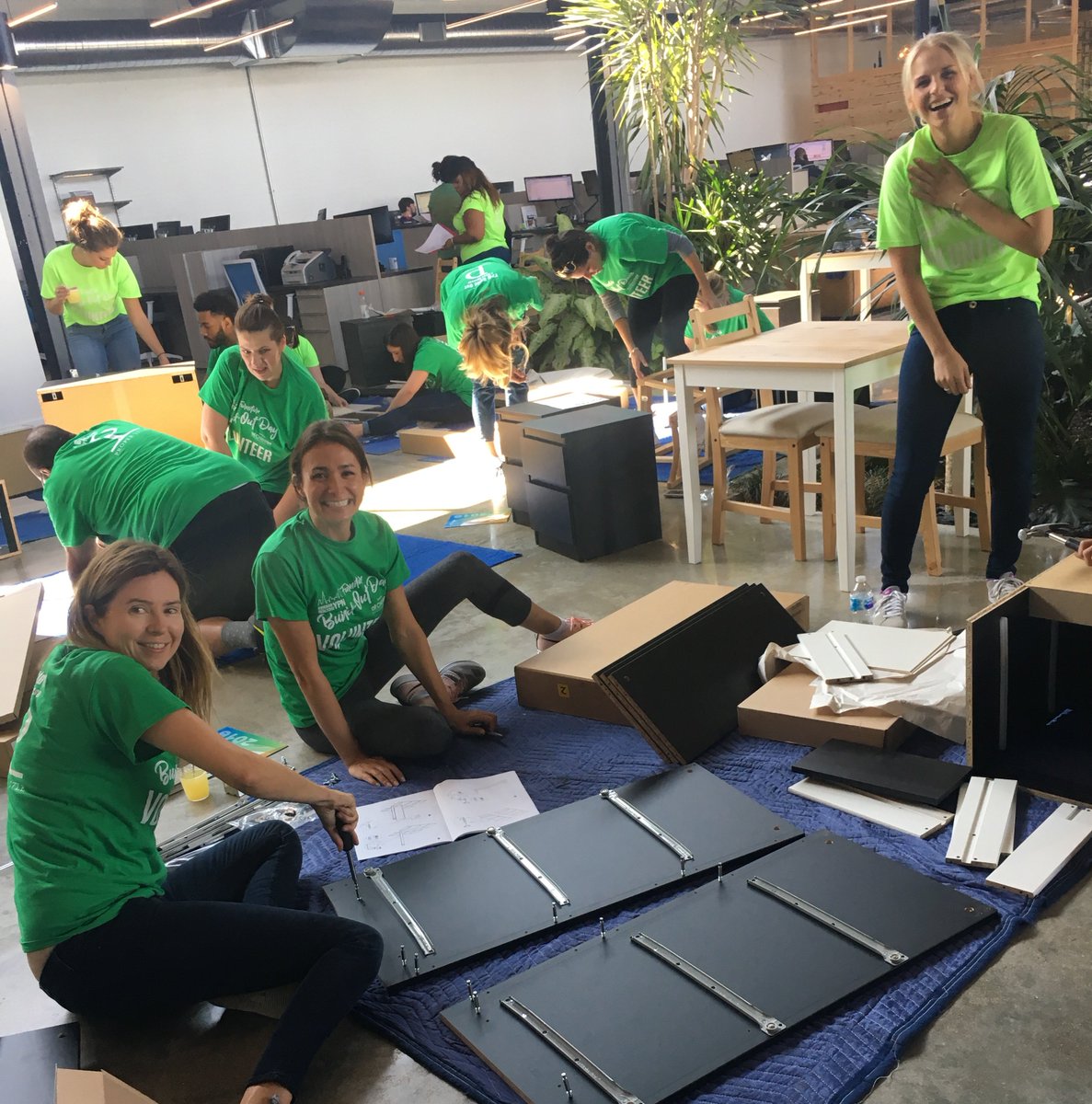 newcitymoving's tweet photo. Furniture Build Out day is a success! Check out all the wonderful volunteers doing an amazing job! @ChicagoREALTORS @AllChicago_MHH #NCMLive https://t.co/2nHf1zAInm
