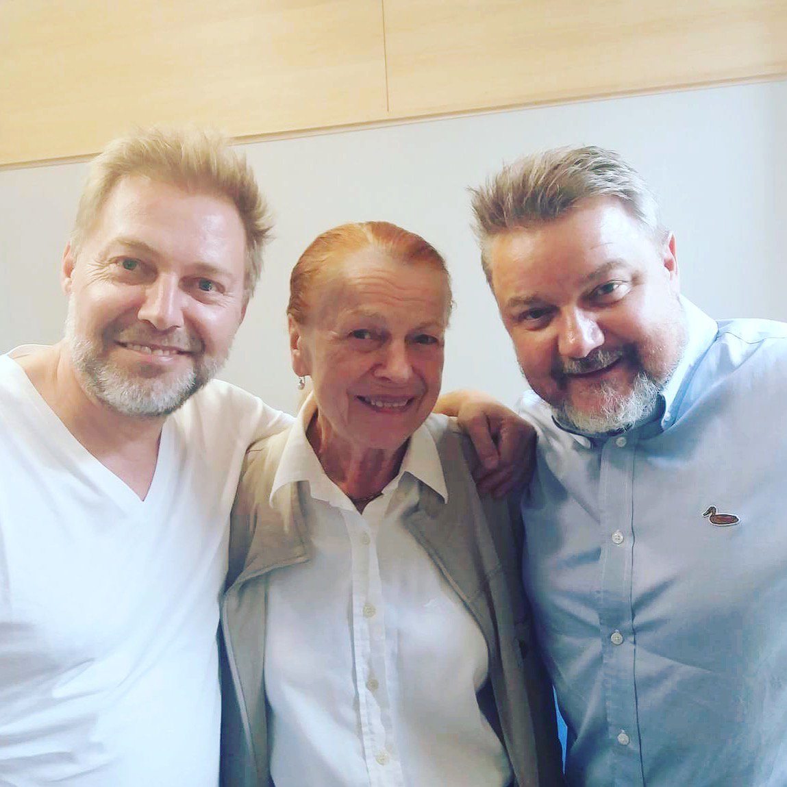 RomanRaketak's tweet photo. Paní herečka #IvaJanžurová zítra u #Pokondrů na #Frekvenci1 📻 #Les #StudioDva #Kalich #ND a také #Teroristka už v 9:00. Těšíme se velmi ✌🏿 https://t.co/FezhDy9QY5