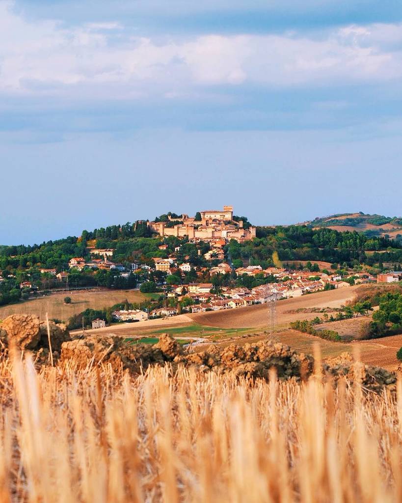 The beautiful land around Castello di Gradara
.
.
.
I was here with a fantastic team: <a href="/eliagrilli/">Elia Grilli</a> <a href="/giorgio_bei/">giorgio bei</a> @senzazucchero84 <a href="/paolovilla/">PAOLO VILLA</a>…