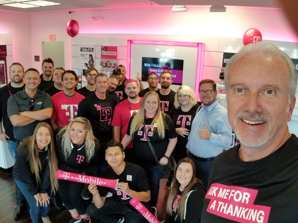 toddheiner's tweet photo. We love our Eugene Express team members! #confetticanon https://t.co/jpd5BFQCNq