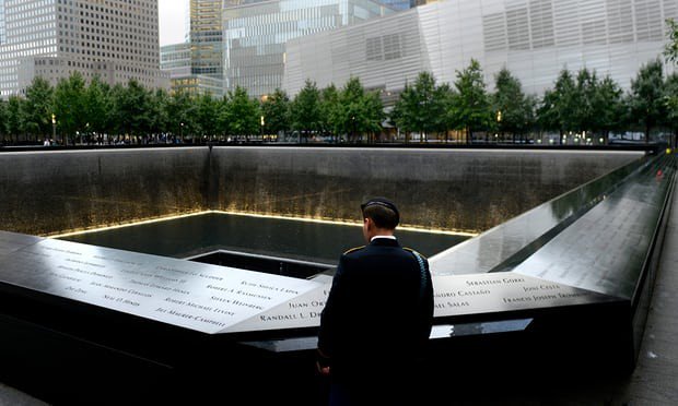 Память 9 11. Мемориал 9/11 в Нью-Йорке. Мемориал жертвам 11 сентября в Нью-Йорке. Памятник жертвам 11 сентября Нью-Йорк. Мемориал жертвам 11 сентября.