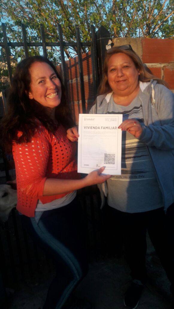 MaisaBascuas's tweet photo. En Moreno las compañeras ya tienen su certificado de vivienda familiar luego del relevamiento nacional de barrios populares! #Ctep #EconPop https://t.co/CZA2okZybc