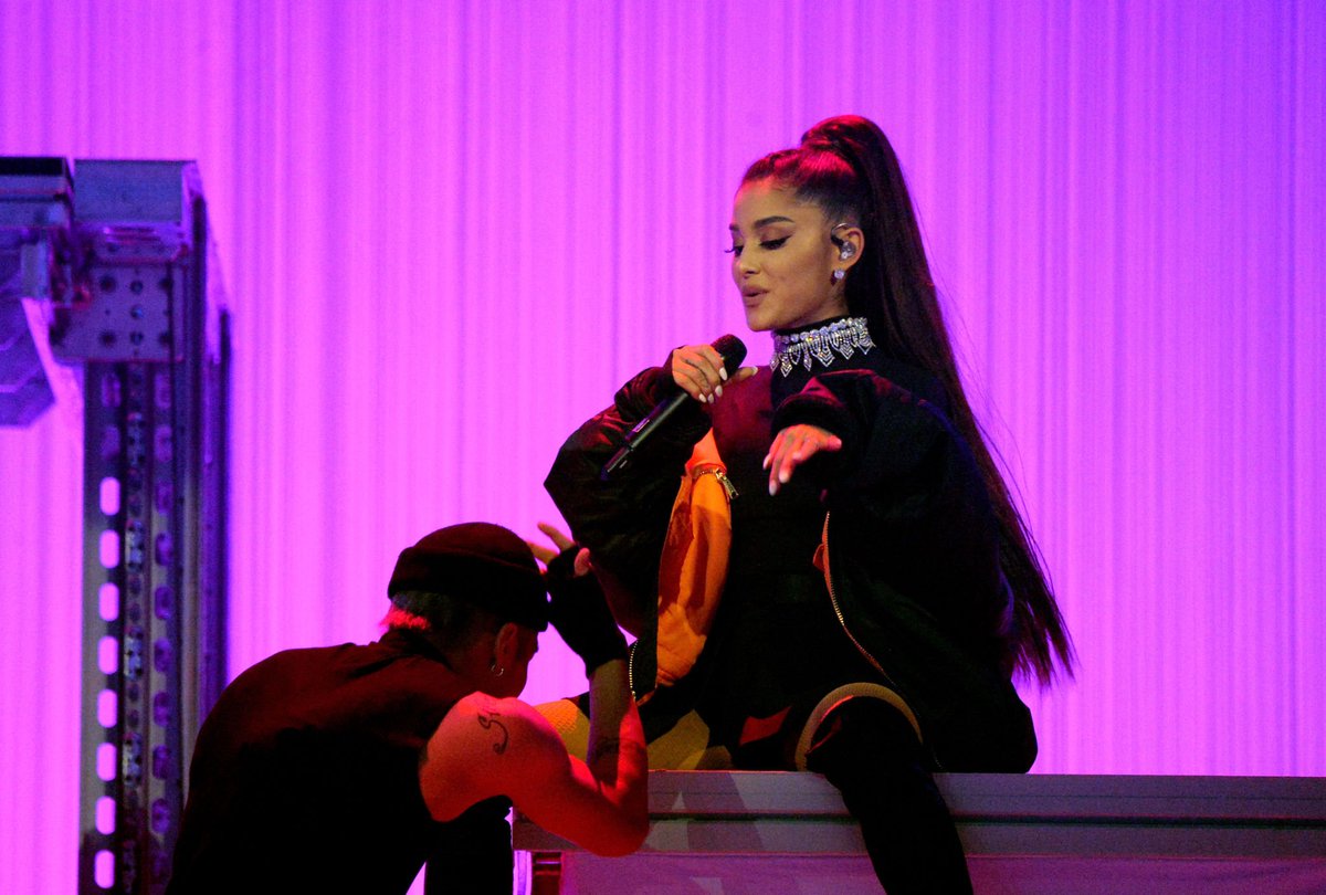 MooonlightChick's tweet photo. #DWTmemorizeDay first show in #DangerousWomanTourPhoenix  #dwtphoenix ;) https://t.co/V5KCVMzm0v