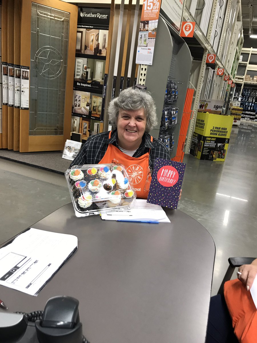 Happy early birthday to the best SASM ever! <a href="/HelenReynoldsTH/">Helen Reynolds</a> Hope you enjoyed the cupcakes!! 🎉🎈🎉