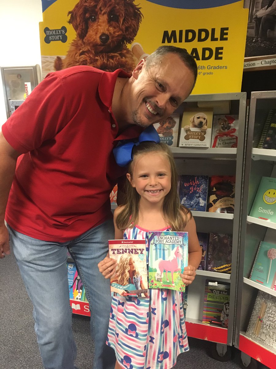 MCPSchools's tweet image. Grand Adult Days at Lone Oak Elementary! #BookfairFun #WeLoveToRead @Scholastic @loneoakele