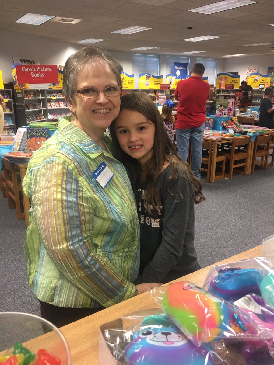 MCPSchools's tweet image. Grand Adult Days at Lone Oak Elementary! #BookfairFun #WeLoveToRead @Scholastic @loneoakele