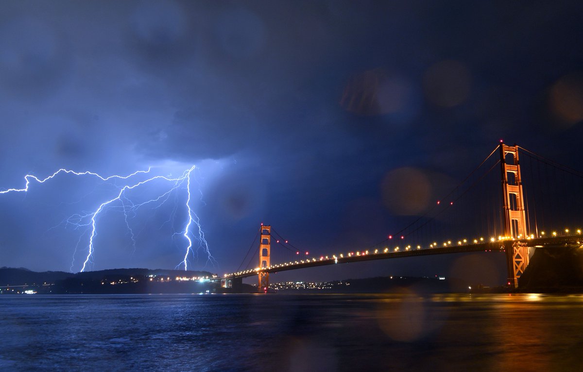 Lightning strikes over the Golden Gate Bridge in #SanFrancisco #California  - @AFPphoto / @JoshEdelson #weather #storm, image size:1200x766