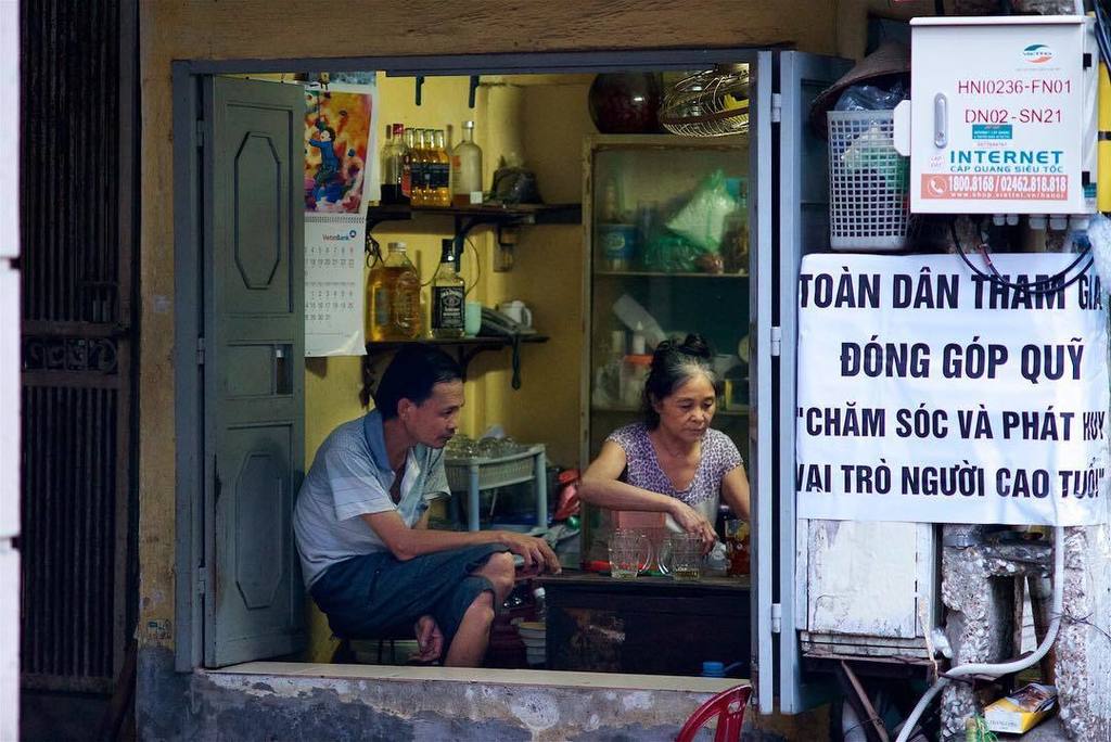 ▫️📷 2017 #hanoi is an awesome city to just wander, and photograph. Full of energy and life, only slowing down after dark - eventually. Peop…