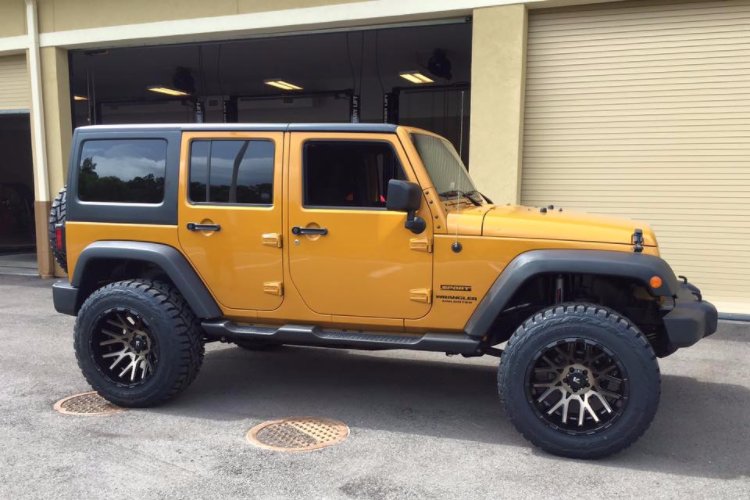 AutoImages239's tweet image. Seasons may change, but a classic Jeep is timeless.