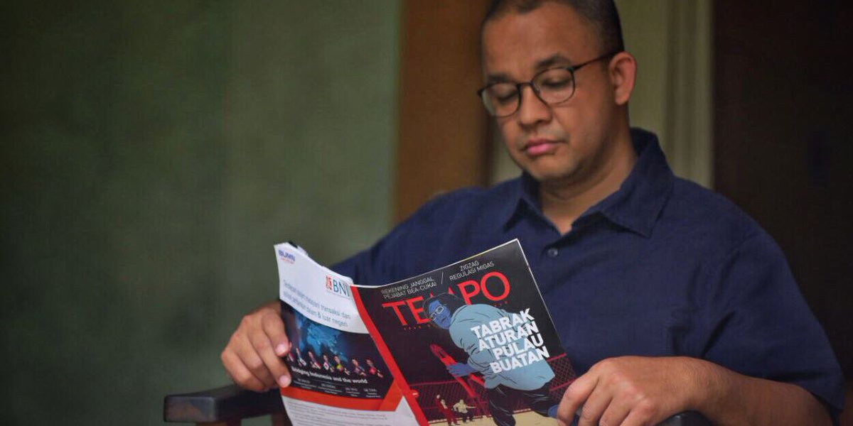 Kembali di tanah air. Habiskan pagi dengan baca-baca santai di teras rumah.