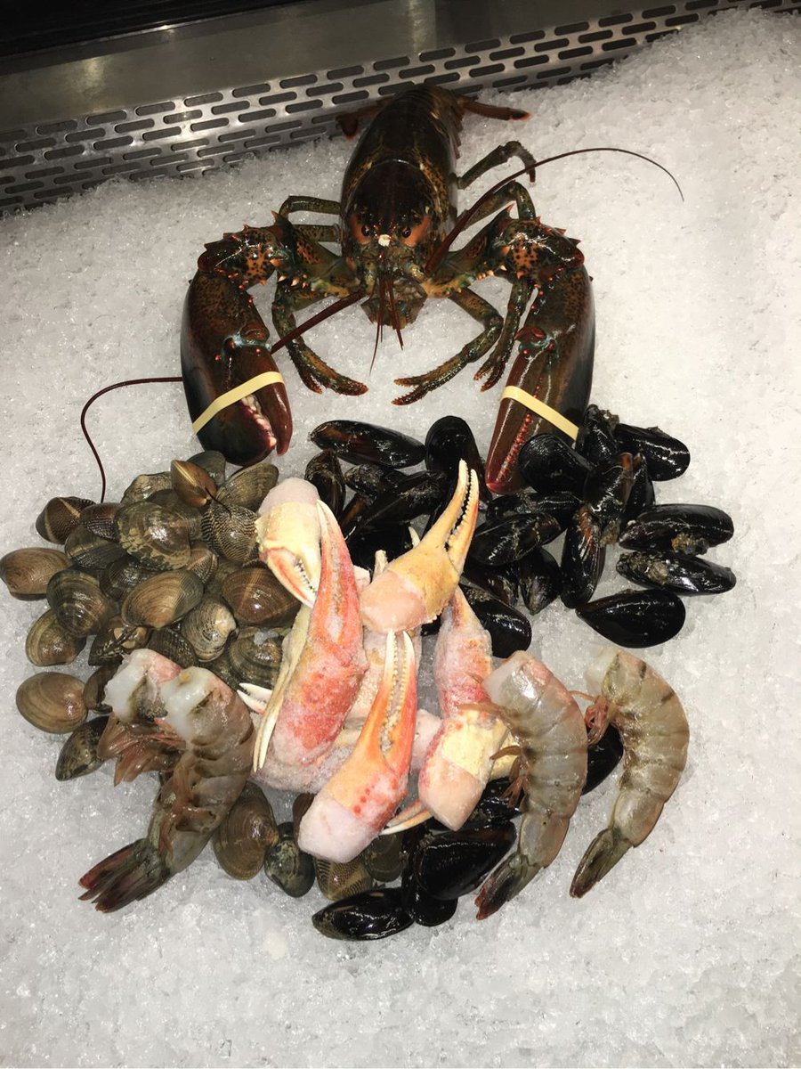 Now you know this is going to be an amazing steamer pot! Lobster oh so delicious #bestmauiseafood