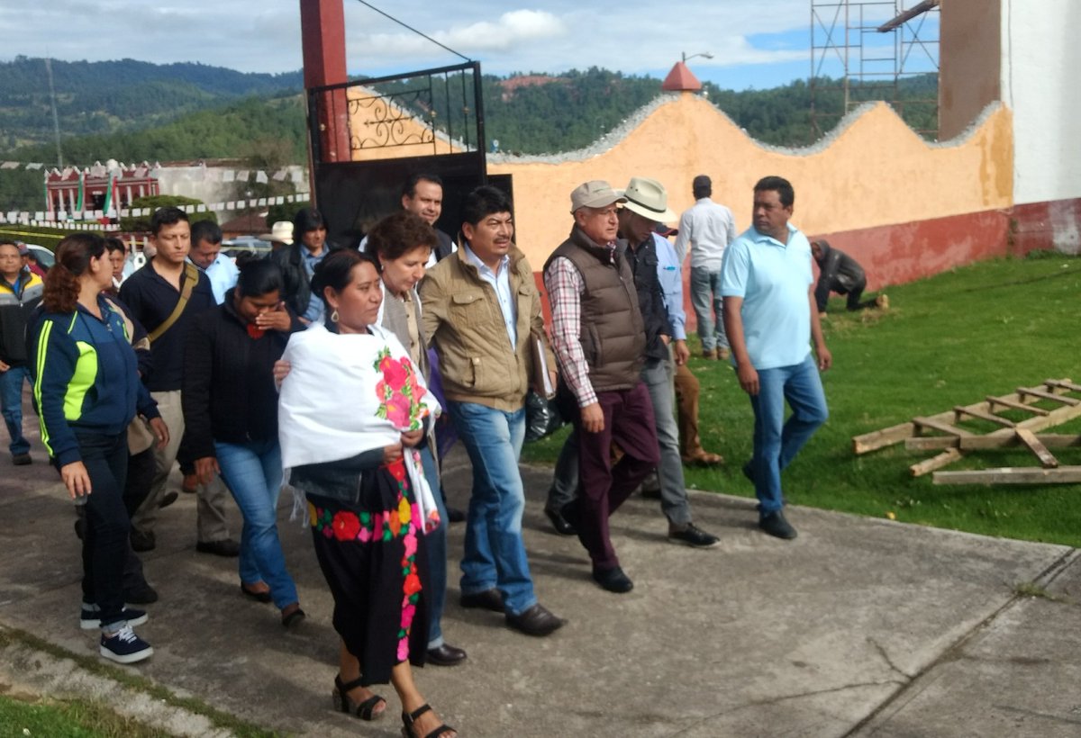 MarioUvence's tweet photo. Junto a @mcristina_gc y @dprieto_  iniciamos gira de trabajo para identificar los daños al patrimonio cultural dañado por el sismo. https://t.co/DPCvQizBXW