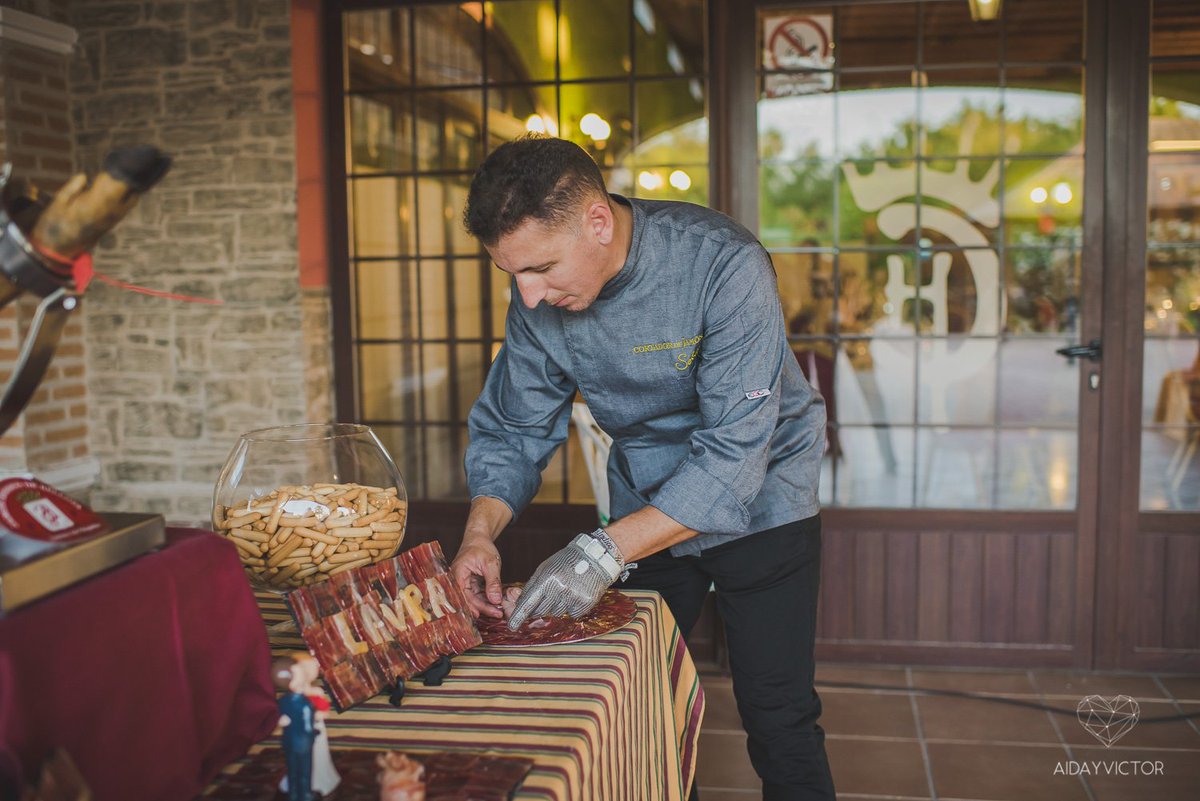 JamonCorte's tweet photo. Detalles #JamonCorte   #cortadoresdejamon  #Jamoniberico #Eventos # Bodas #gourmet #MaestroJamomero #Catering #Influenza2017 #VIP #goodtime https://t.co/YZ9c83vmnz
