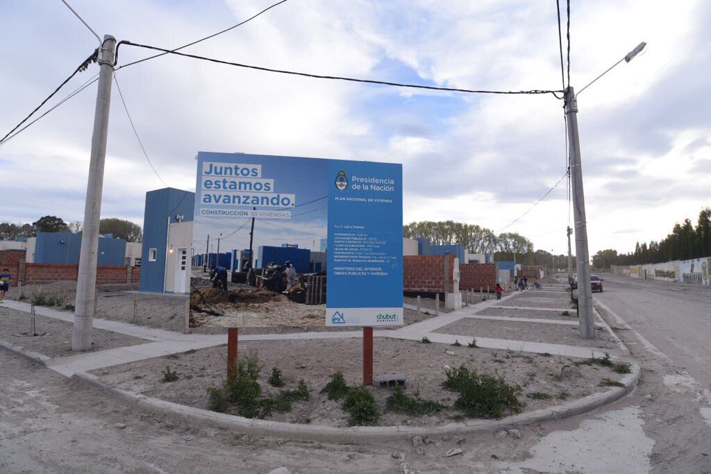 DomingoAmayaOk's tweet photo. Estamos construyendo viviendas en el barrio SAOP de #PuertoMadryn para que más familias de #Chubut puedan tener su casa propia. @gustamenna https://t.co/RpX4JT2mb3