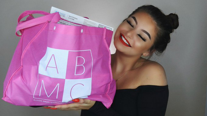 NEW VIDEO! go leave some emojis :) https://t.co/VcN7agFEdI https://t.co/K0MDfMwqvZ