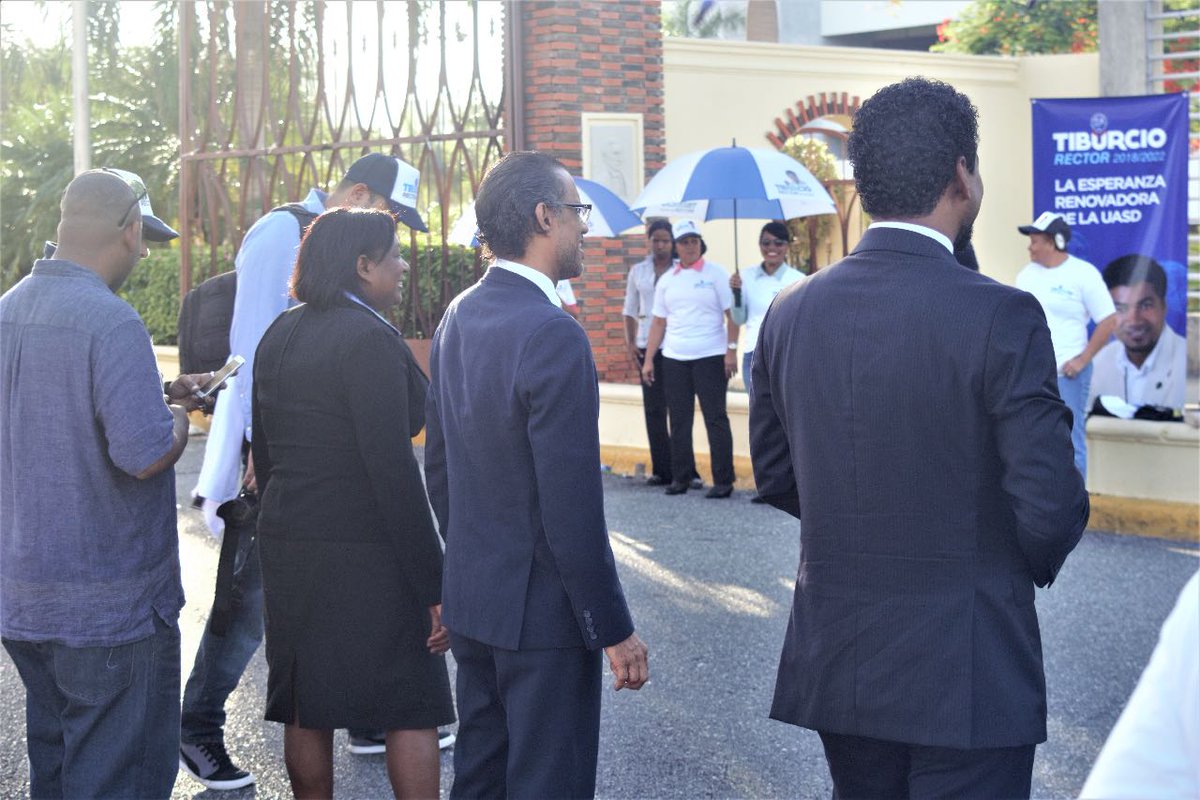 2018Rector's tweet image. Maestro Juan Tiburcio RECTOR recibiendo a los académicos de la UASD. @Anitzag @1968rocae @gerenciaacadem1 @uasdbarahona @CoalicionUASD