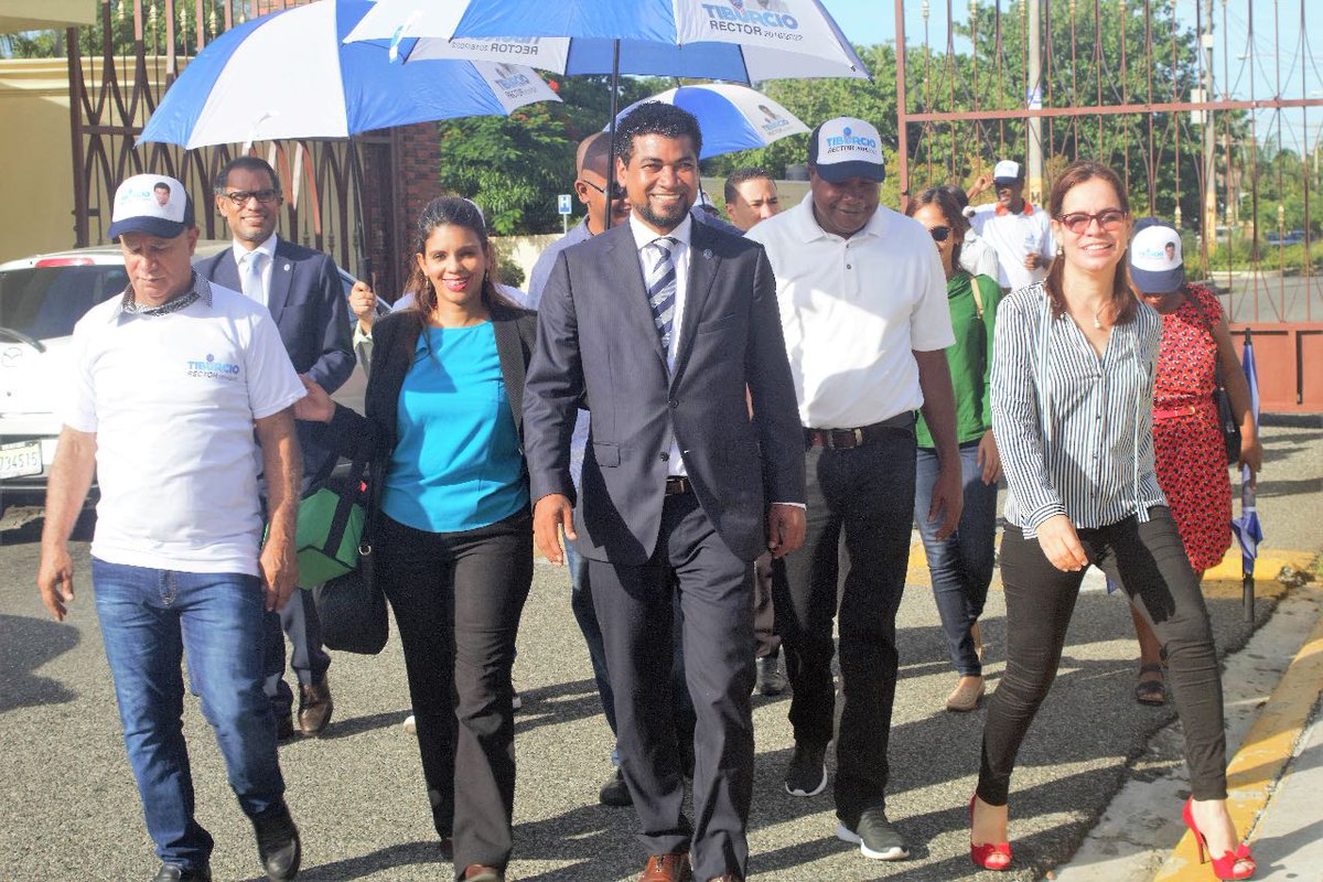 2018Rector's tweet image. Maestro Juan Tiburcio RECTOR recibiendo a los académicos de la UASD. @Anitzag @1968rocae @gerenciaacadem1 @uasdbarahona @CoalicionUASD