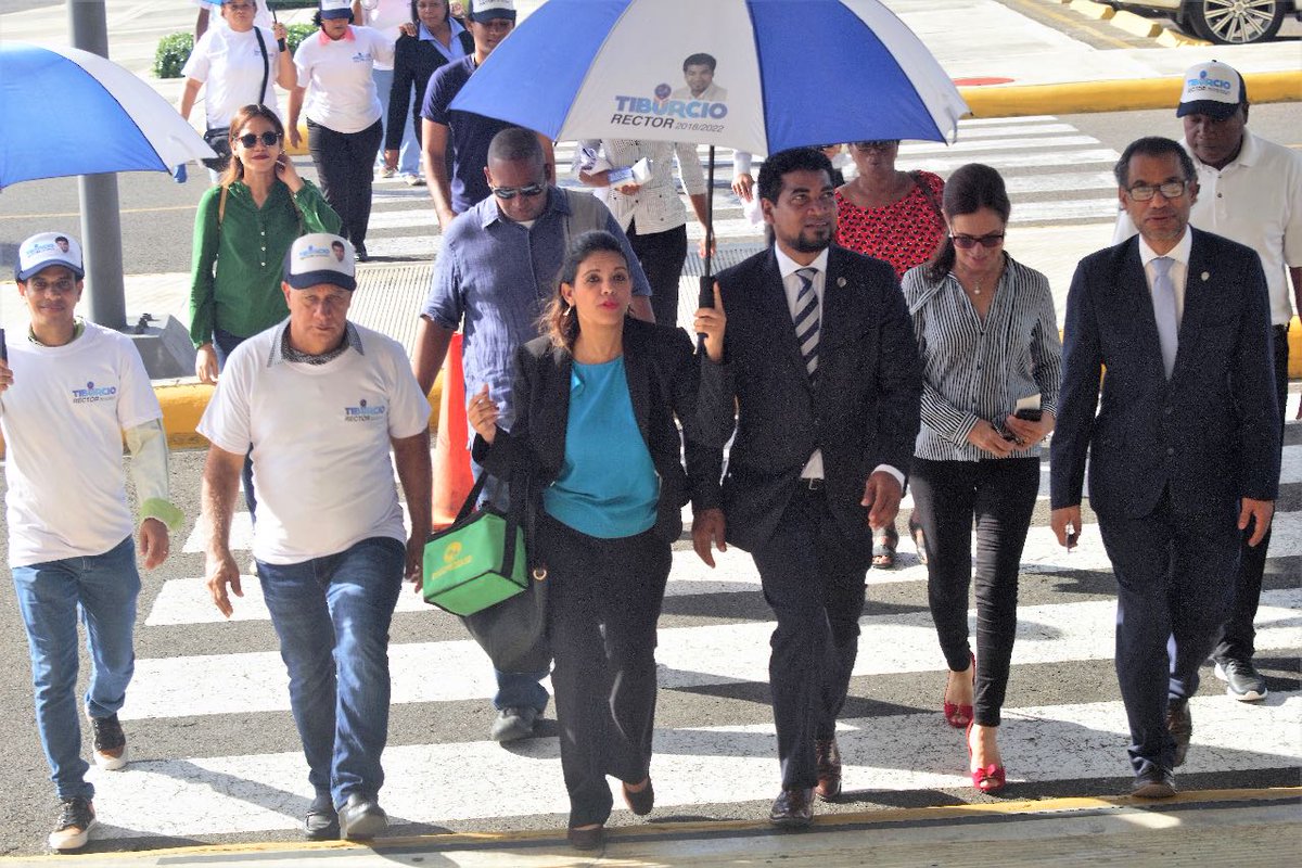 2018Rector's tweet image. Maestro Juan Tiburcio RECTOR recibiendo a los académicos de la UASD. @Anitzag @1968rocae @gerenciaacadem1 @uasdbarahona @CoalicionUASD