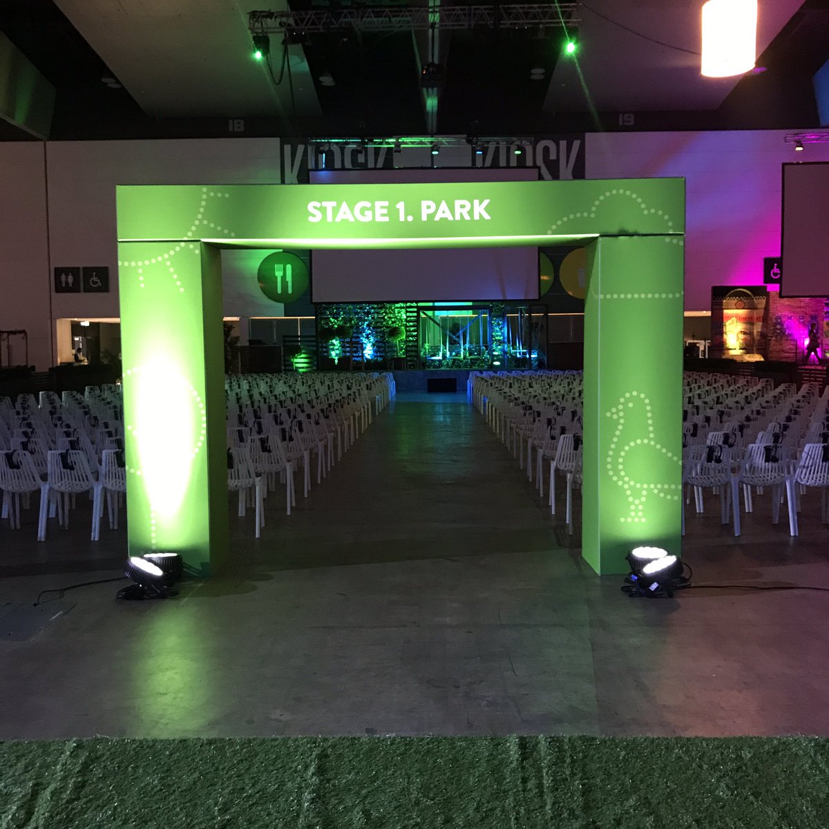 roddrury's tweet photo. #xerocon breakouts are amaze. 800 to each stage with a headphone on each chair 🎧 #silentdisco https://t.co/t9D5a0XCh7