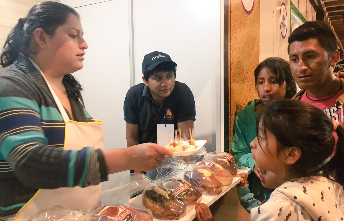 El tradicional bizcochuelo de la parroquia Manú - Saraguro elaborado con el almidón de achira se vende en <a href="/LaFeriaDeLoja/">Feria de Loja 🎡</a> 

Recomendado😋😍