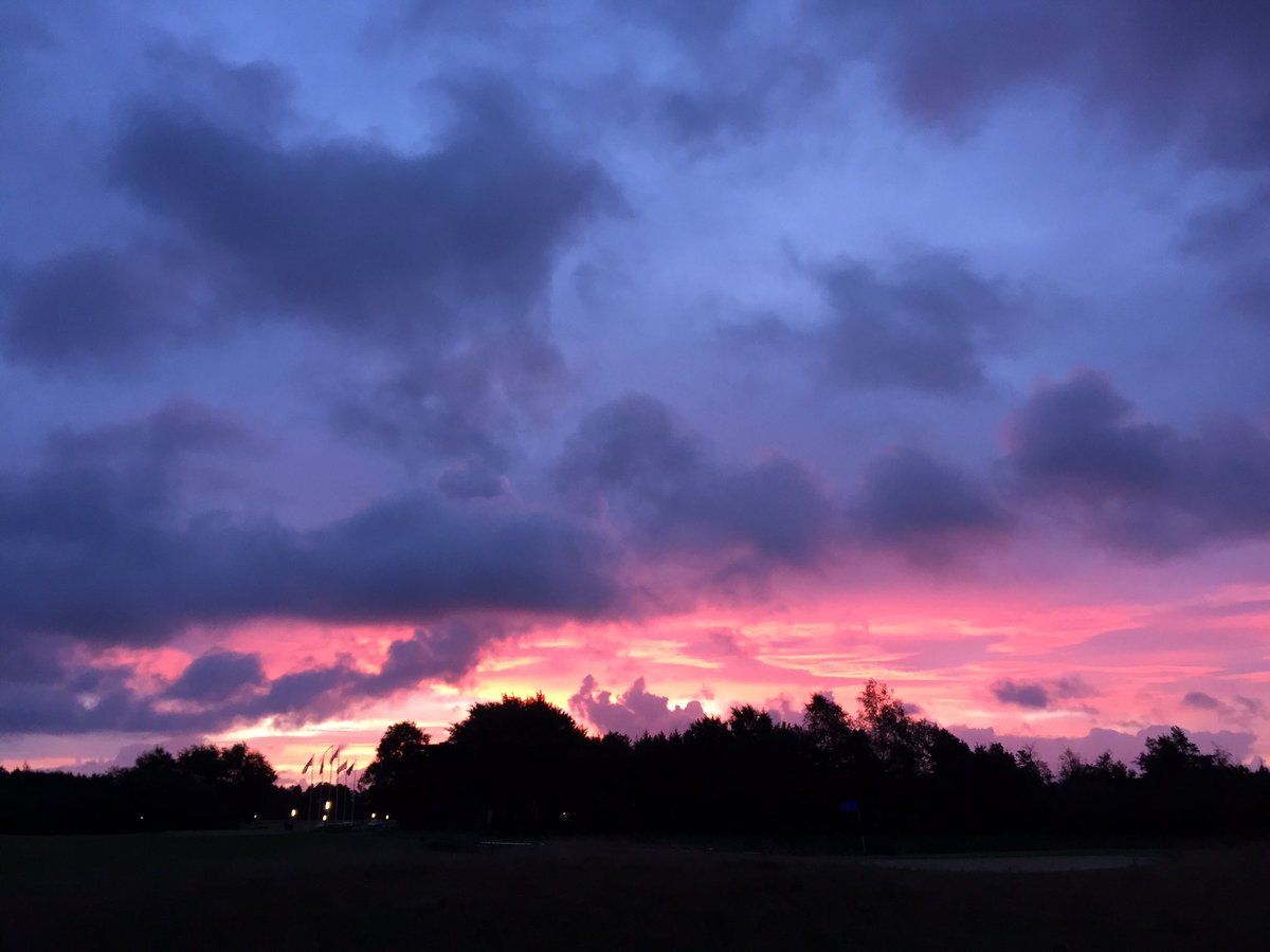 Not a bad day to spray greens under a quite stunning sky here <a href="/LubkerGolf/">Lübker Golf Resort</a> hopefully before it rains again 🙄