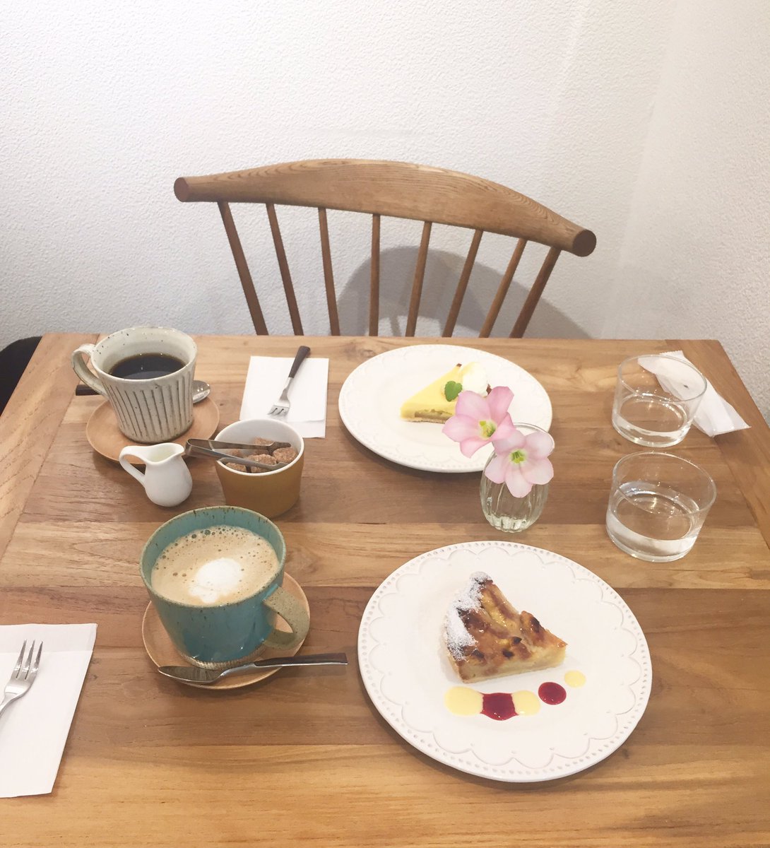 poPOooopoO's tweet photo. 本日13日（水）から10/1（日）までヨロコビtoギャラリー奥のカフェスペースにて、個展で展示した作品を何点か引き続き展示していただいています💐✨

カフェのタルトがとても美味しいので行かれた際はぜひ〜☺️🍰☕️✨ https://t.co/Fufzlcj9HL