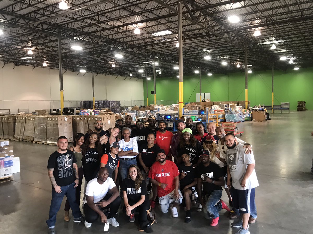 SylvesterTurner's tweet photo. .@TRAEABN &amp; #HarveyReliefGang were hard at work delivering #HouRecovers supplies this weekend. I appreciate their support. #HoustonStrong https://t.co/FMZdw0UpLL