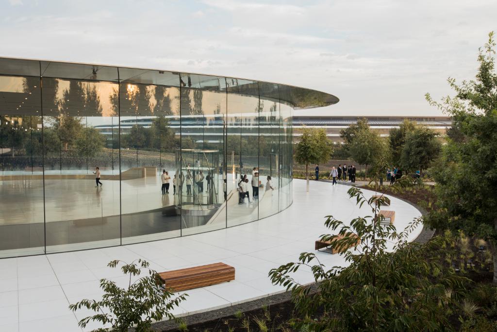 Resepsi kawinan di sini asik kayaknya.