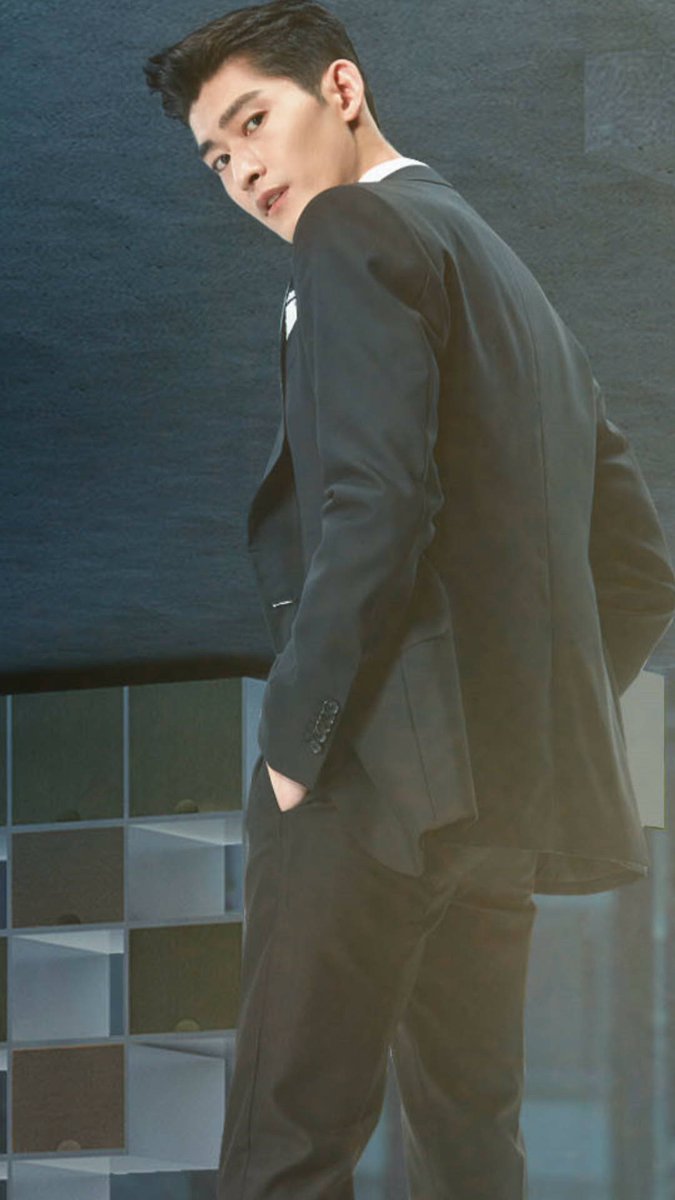 드라마"温暖的弦온난적현"포스터 남자주인공占南弦 역의 장한. 여자주인공 温暖역의 장균녕. 장한이 나오니 또 얼마나 패도총재 스탈 애정스토리일...