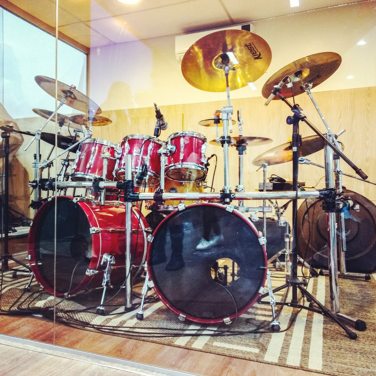 alecarloslima's tweet photo. Não me canso de olhar para minha #benção, depois de 25 anos ela chegou. 😀 Deus é Fiel... #drum #premierdrum #krestcymbal #obpcrp #obpc https://t.co/OhTM7DSn3H
