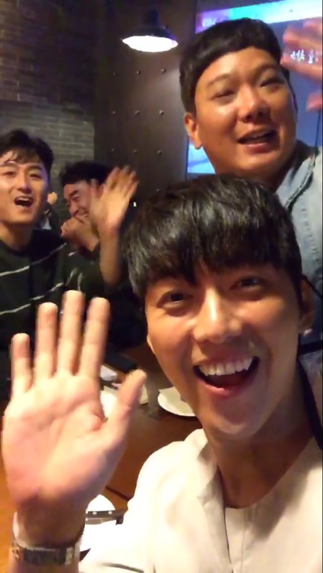 DJkBb7ZU8AEIsx7.jpg:large