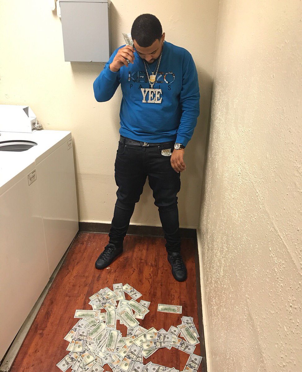 Cita_Son's tweet photo. 4 bands on my fit 💰🌊 Ima walking lick https://t.co/UfW9jbS85y