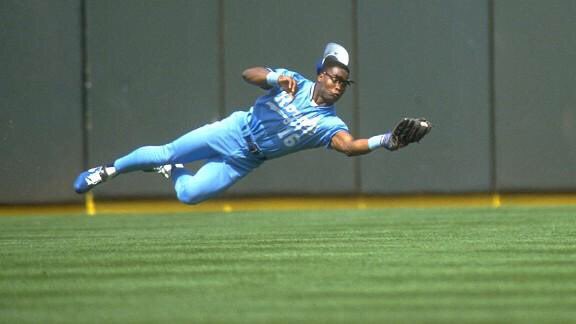 Retweet if Bo Jackson is the greatest athlete you've ever seen. #BoKnows #Royals