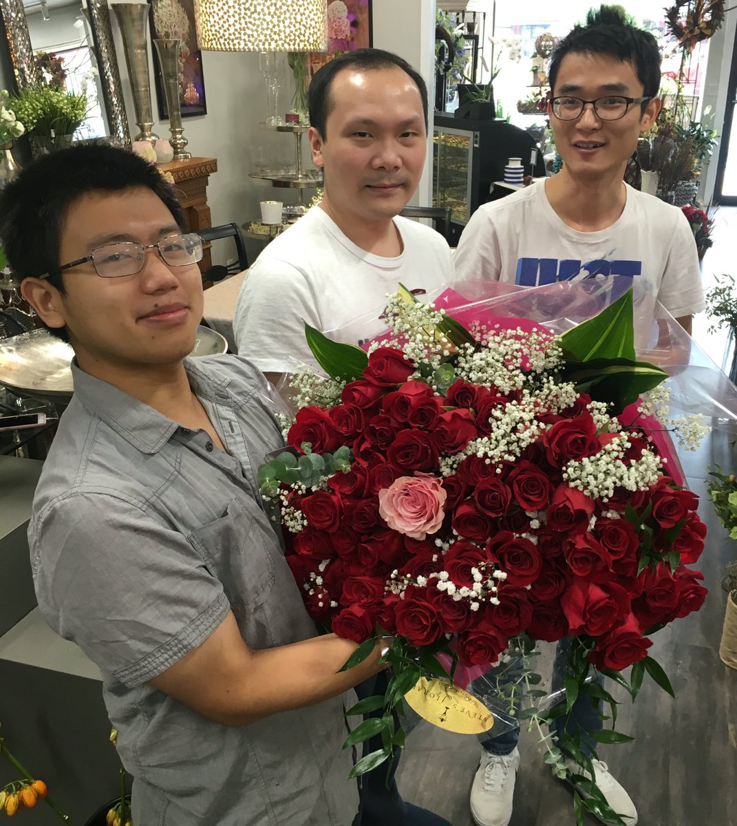 StevesFloral's tweet photo. That's a mighty big package for 1 lucky girl. 100 roses! It took 3 guys to handle it. #thatsalotofroses #giveflowers #keepmanhattanblooming https://t.co/Z8ye1K6dz6