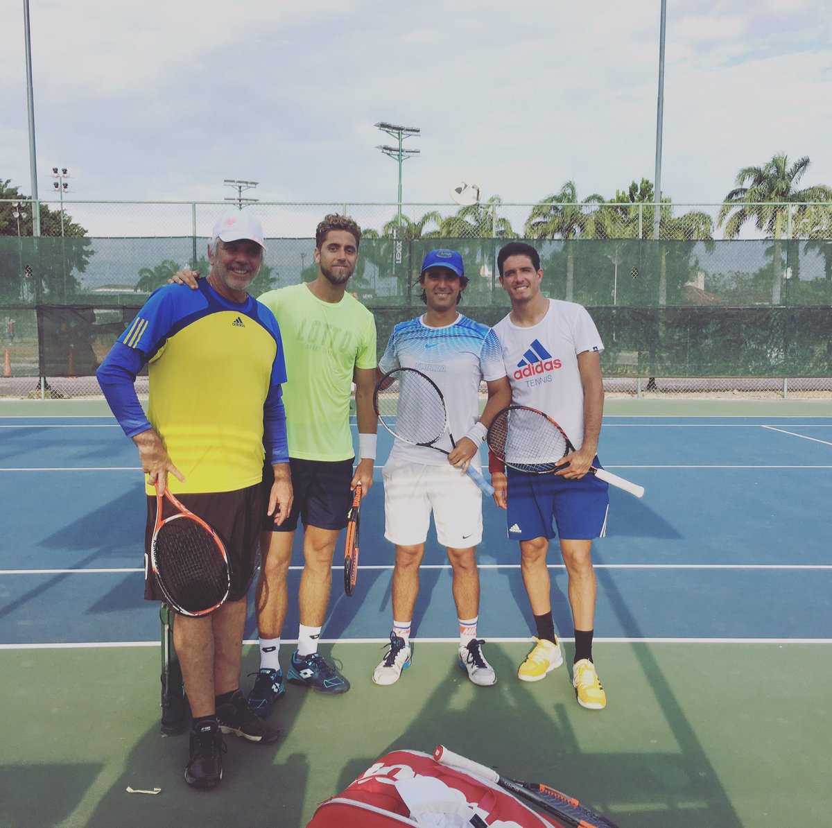 RobertoQuirozG's tweet photo. Mucho equipo en una foto. Gracias por esta semana de entrenamiento cracks! #bros #guayaquil #AGV #gogo #luquis #cornox https://t.co/sJ4ZCkcRtl
