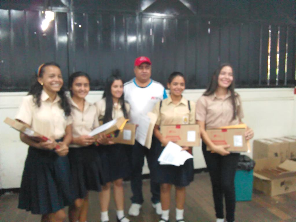 josecamacaro04's tweet photo. Gracias al presidente @NicolasMaduro y al ministro @JauaMiranda estudiantes con el mejor promedio reciben Tabletas Canaima en #Portuguesa https://t.co/5HEYGwBX9Z