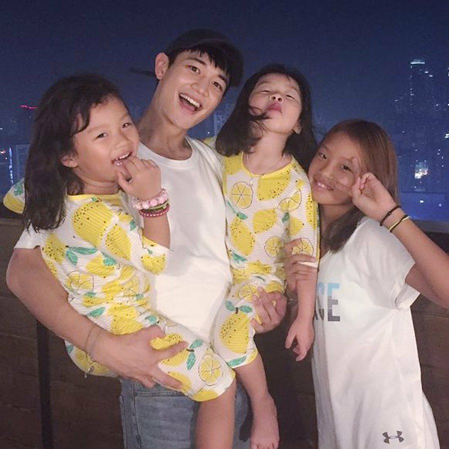 韓流ツイッター V Tvittere Shinee ミンホ サッカー選手イ ドングクの娘たちと満面の笑み イ ドンククの妻イ スジンさんの Instagramより Shinee のまとめlive T Co Tswpirpagy