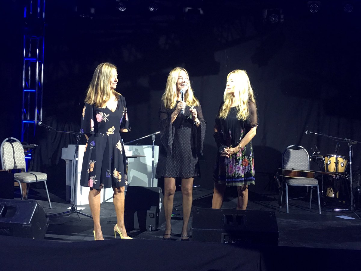 Impecables nuestras madrinas, las <a href="/LasTrillizasOro/">Las Trillizas De Oro</a>, dando inicio a la gala. 👸🏼👸🏼👸🏼