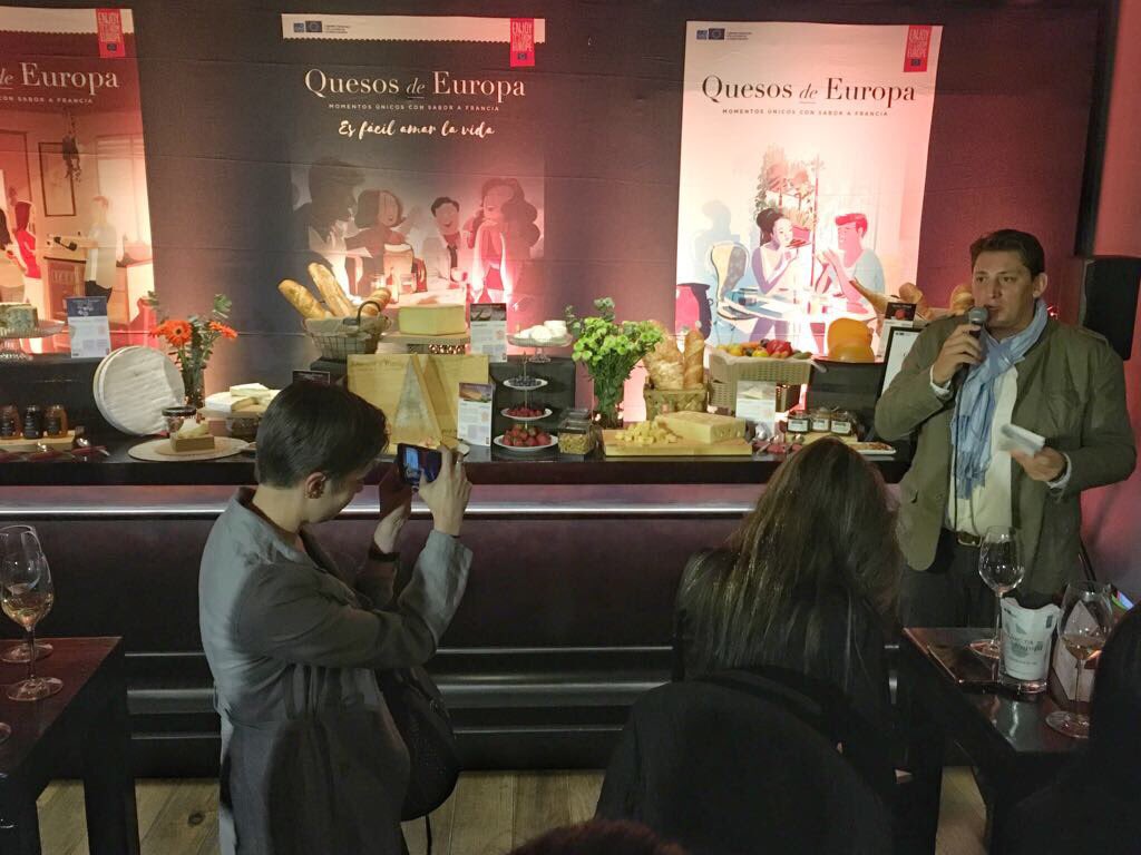 QuesosDeEuropa's tweet photo. Los mejores #QuesosDeEuropa llegan a México. El afinador Olivier Bert de @saborYcaracter reseña las variedades más gustadas en nuestro país. https://t.co/TrNjgQdKyh
