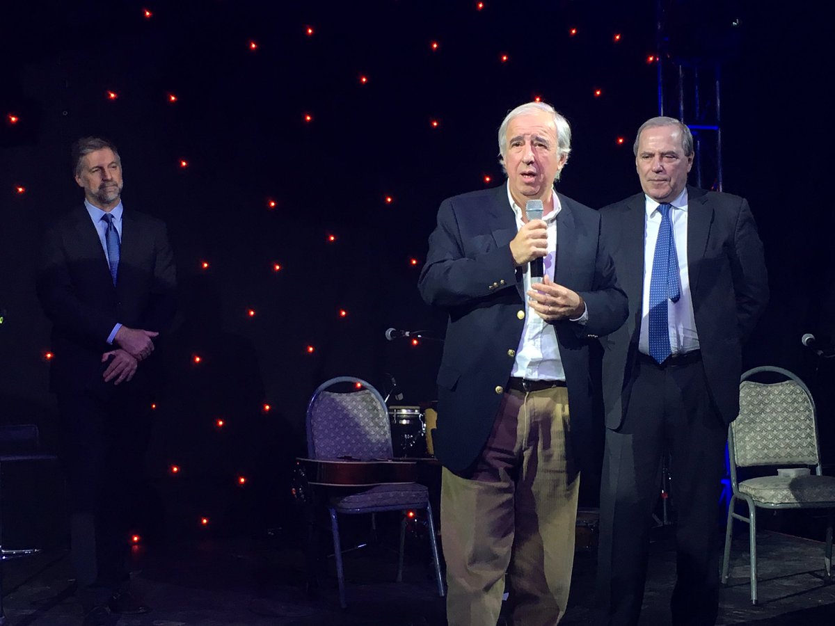 Suben al escenario José Luis Puiggari, director general del <a href="/HospitalAustral/">Hospital Universitario Austral</a>, Carlos Coto, presidente de la <a href="/FundaProSalud/">Fundación ProSalud</a>.