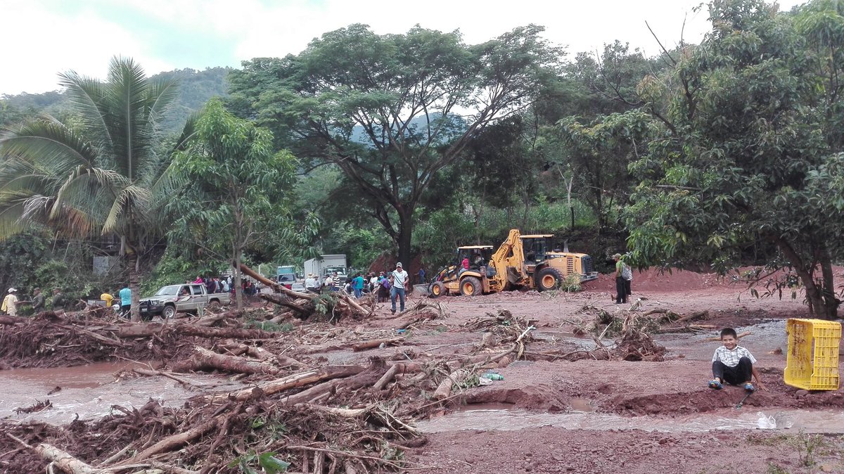misaelCLG's tweet photo. En el caserío Altamiran y Chojil del municipio de la Democracia, Huehuetenango, 11 casas fueron arrastradas por correntada. https://t.co/zSYyhLck1i