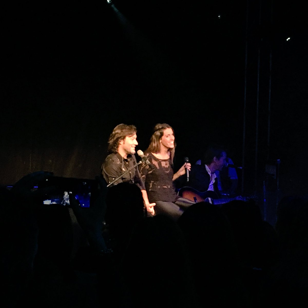 Hermoso dúo con la voz femenina  de <a href="/angiecadenas/">Angie Cadenas</a> #VICenaSolidaria