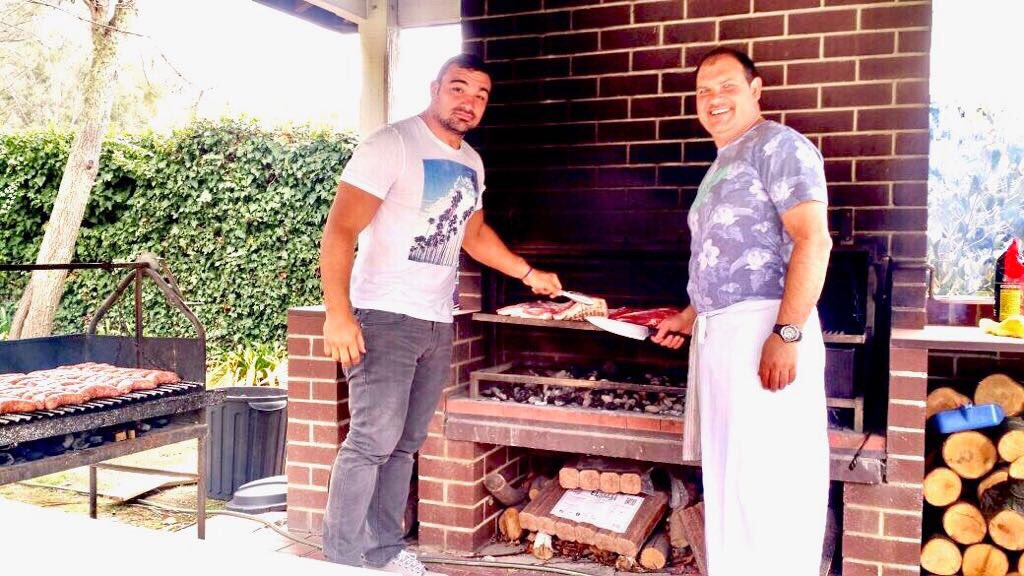 agustincreevy's tweet photo. Asado para el equipo con @chbarrea, tenemos todo bajo control 😳 https://t.co/P0psBjPOaz