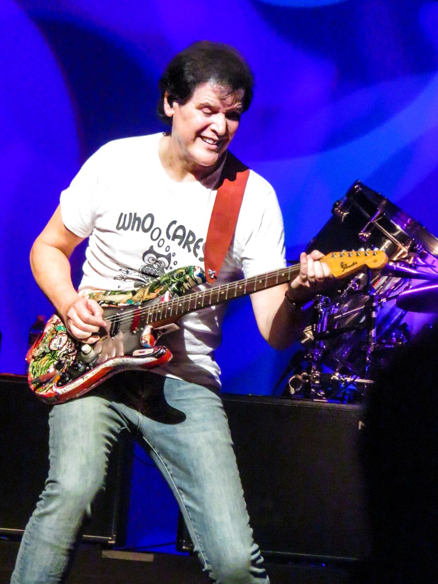 FromTheCrowd61's tweet photo. Guitarist #TrevorRabin of #YES at the #KauffmanCenterforPerformingArts #KansasCity #KauffmanCenter 9-5-17 @Rabin_News @yesofficial @rocknrik https://t.co/UMWcp6MUXP