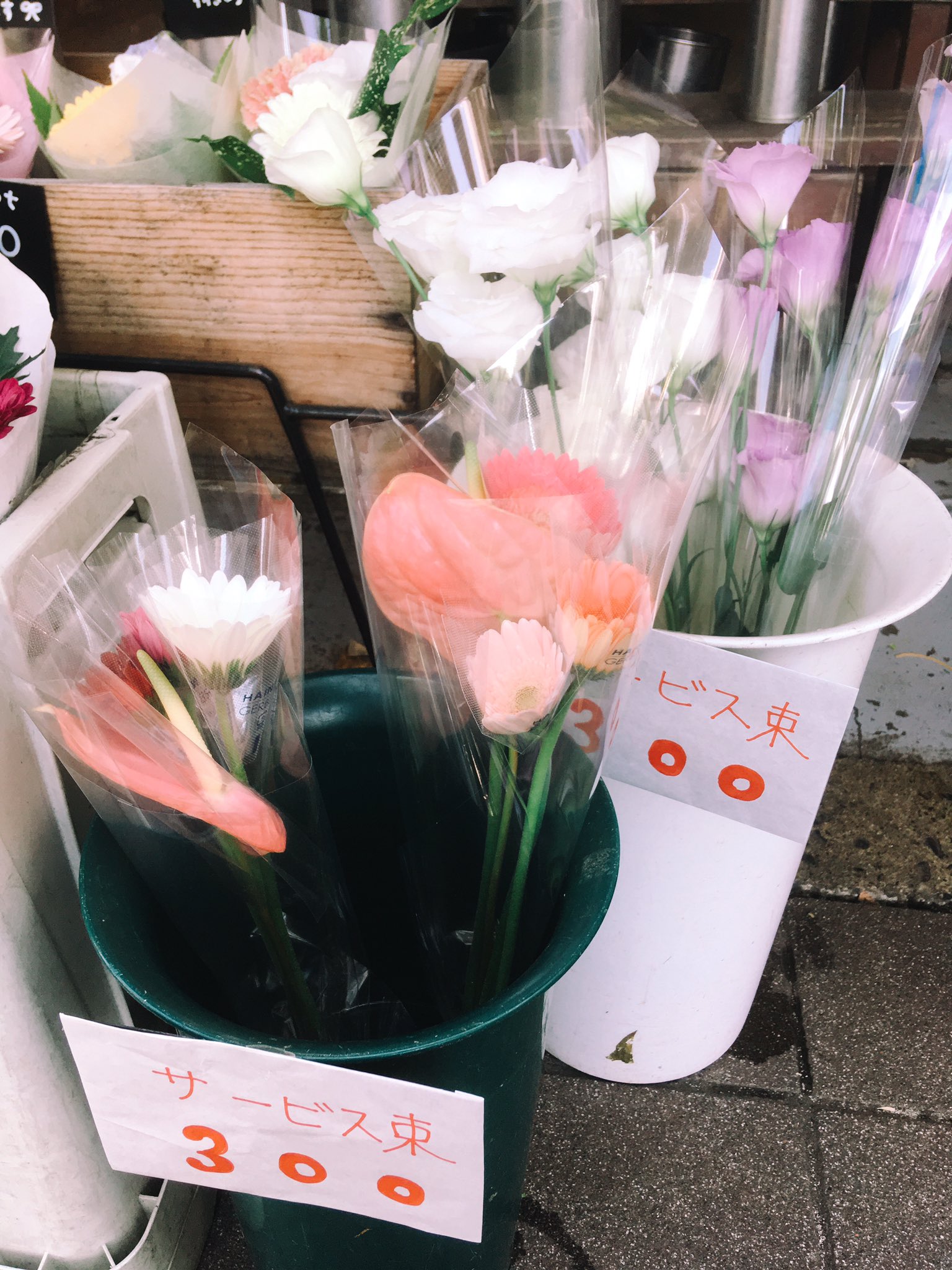 フラワーファクトリー 当店のサービス束一覧です ブーケ 1500円 ミニブーケ 700円 仏花 500円 サービス束 300円 どれもお得なサービス品です 大井町 花屋 T Co Yc0qtoatcw Twitter