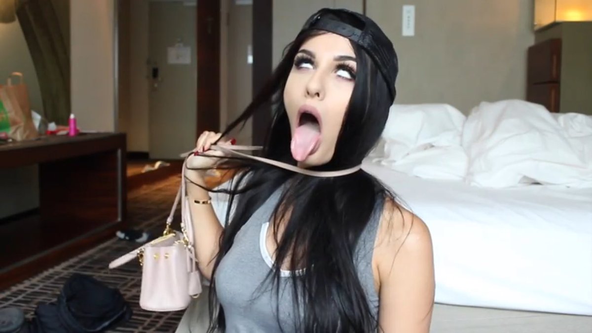 SSSniperWolf da best. staring at this and laughing. 