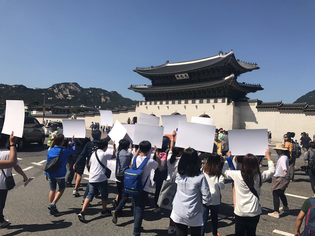 mediamongu's tweet image. 일본대사관 앞에서 1,300번째 정기수요시위 마친 할머니들께서 청와대에 서한 전달하려 간다고 하니 어린 학생들이 뒤를 따르겠다며 그렇게 향하고 있습니다.경찰들도 할머니를 깍듯이 예우하고 있으며,청와대에서도 은수미 비서관이 도착하기를 기다리고 있습니다.