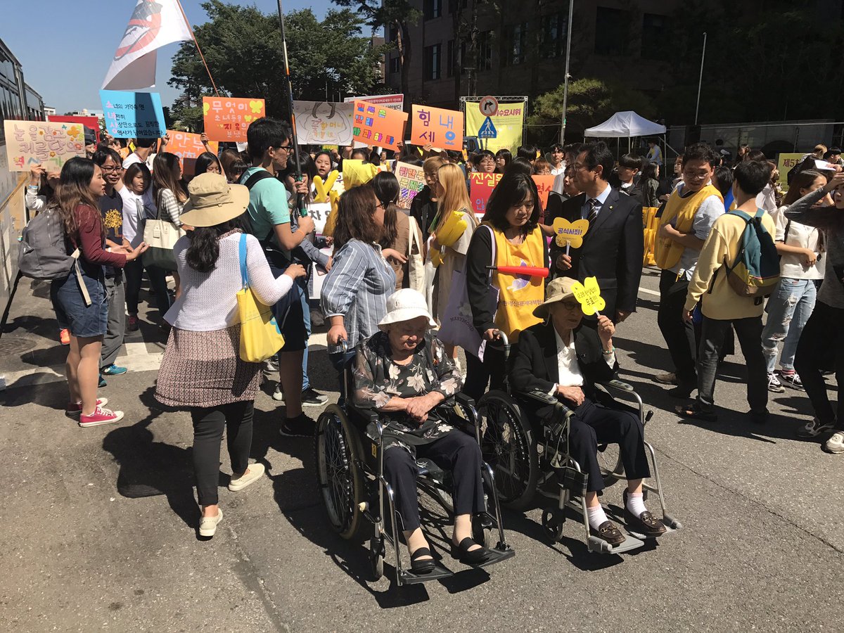 mediamongu's tweet image. 일본대사관 앞에서 1,300번째 정기수요시위 마친 할머니들께서 청와대에 서한 전달하려 간다고 하니 어린 학생들이 뒤를 따르겠다며 그렇게 향하고 있습니다.경찰들도 할머니를 깍듯이 예우하고 있으며,청와대에서도 은수미 비서관이 도착하기를 기다리고 있습니다.