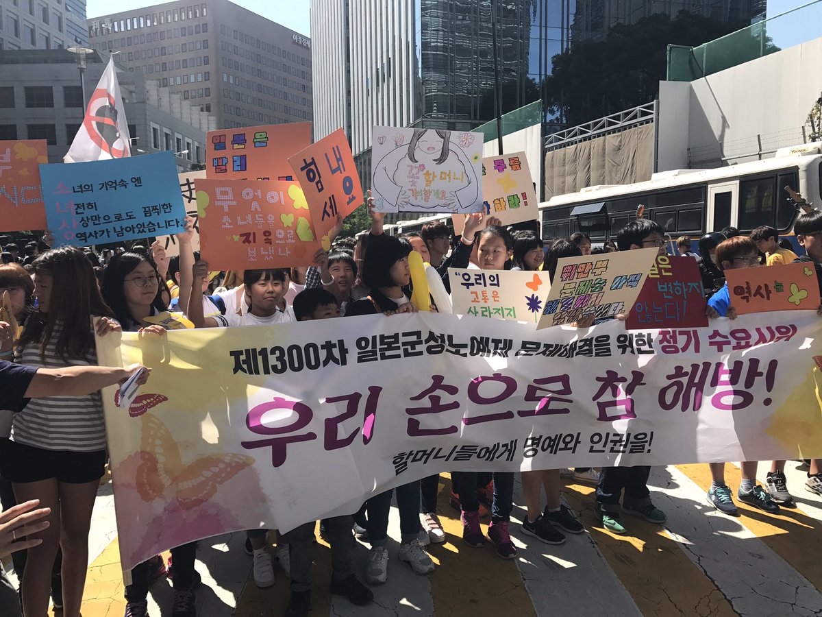 mediamongu's tweet image. 일본대사관 앞에서 1,300번째 정기수요시위 마친 할머니들께서 청와대에 서한 전달하려 간다고 하니 어린 학생들이 뒤를 따르겠다며 그렇게 향하고 있습니다.경찰들도 할머니를 깍듯이 예우하고 있으며,청와대에서도 은수미 비서관이 도착하기를 기다리고 있습니다.