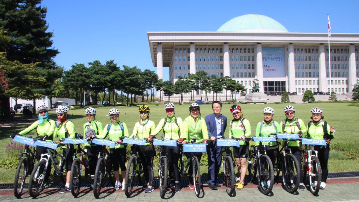 yoeman6310's tweet image. 국회의원에 대한 국민소환제 지지의사를 밝히기 위해 은평에서부터 자전거로 국회로 오신 지역주민들과 함께!!